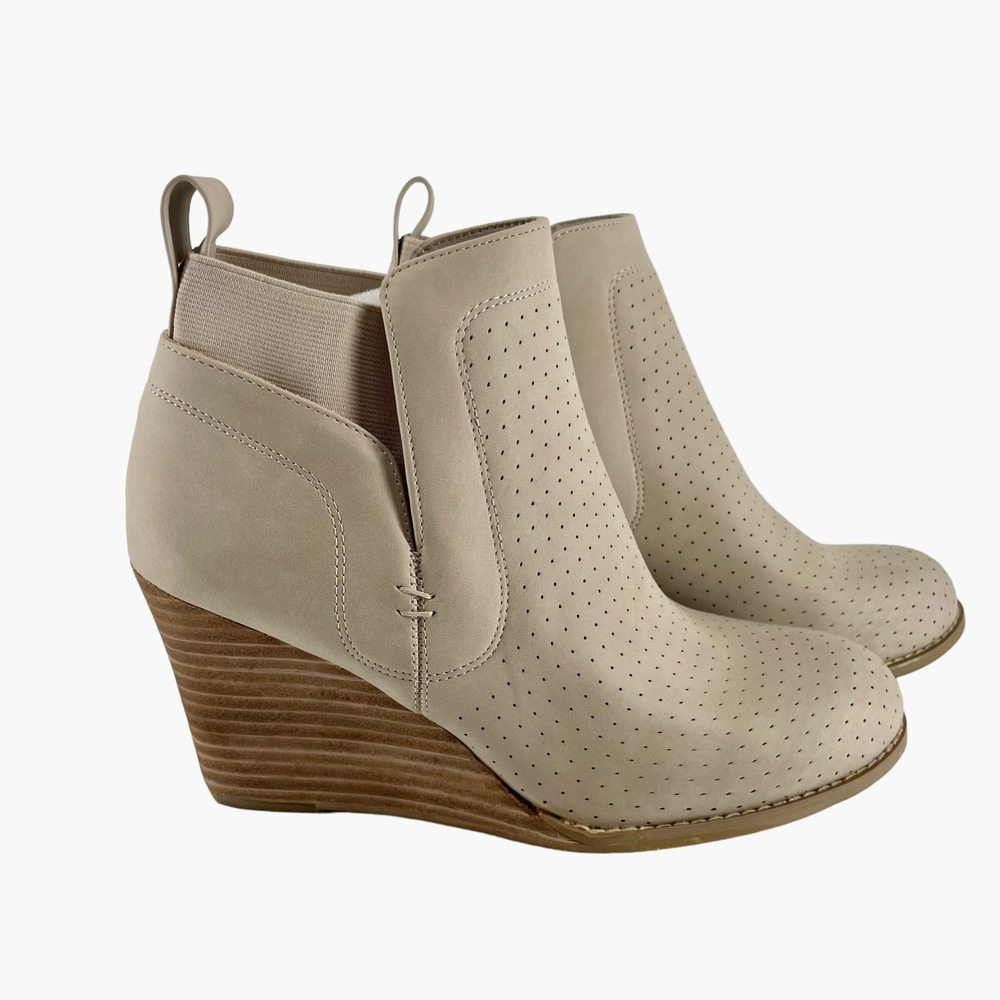 DV by Dolce Vita Gerdy Wedge Beige‎ Cream Ankle Boot Bootie Size 8.5